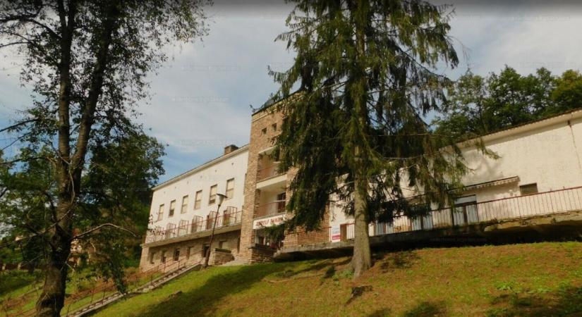 Volt idő, amikor nyüzsgött, mára némán várja új tulajdonosát a Mátra egyik titkos épülete - Heol