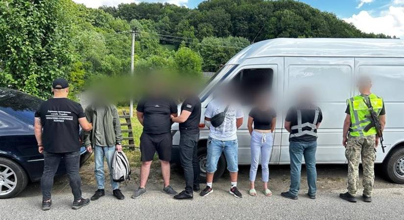 Kárpátalján kenyérszállító furgonnal csempészték a határsértőket - Kárpátinfo