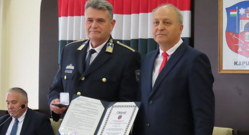 Távozik a kapuvári rendőrkapitány, kitüntetést vehetett át búcsúzóul - fotó - Kisalföld