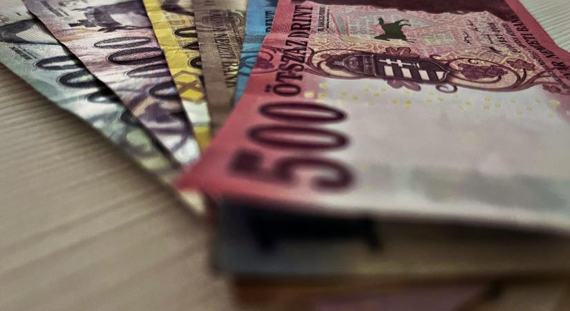 Forintvihar a devizapiacon: padlóra került az euró és a dollár - naphire.hu