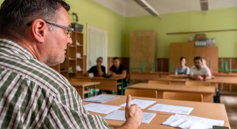„Ez az egész arra jó, hogy mindenki utálja a másikat” – Több tanárnak is lehúzták a pontszámát a teljesítményértékelésen, nehogy túl sokan kapjanak pluszpénzt - Népszava