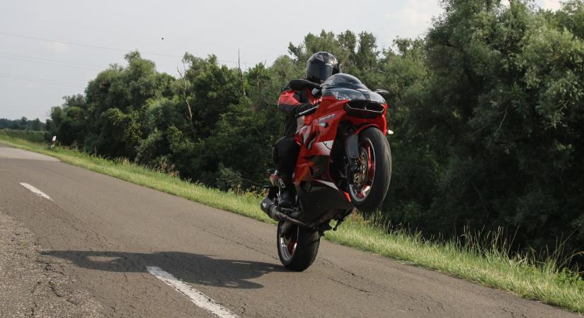 Miért csinálnak őrültségeket a motorosok az utakon? - Autónavigátor
