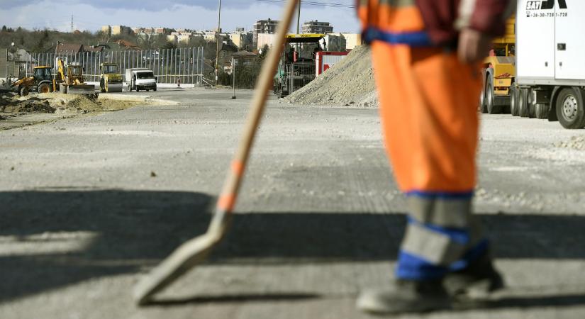 Itt a figyelmeztetés: hamarosan két sáv elesik az M0-s legforgalmasabb szakaszán - Infostart
