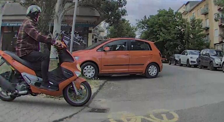 Parkolási botránya után járdán motorozással vádolják Delhusa Gjont - Index
