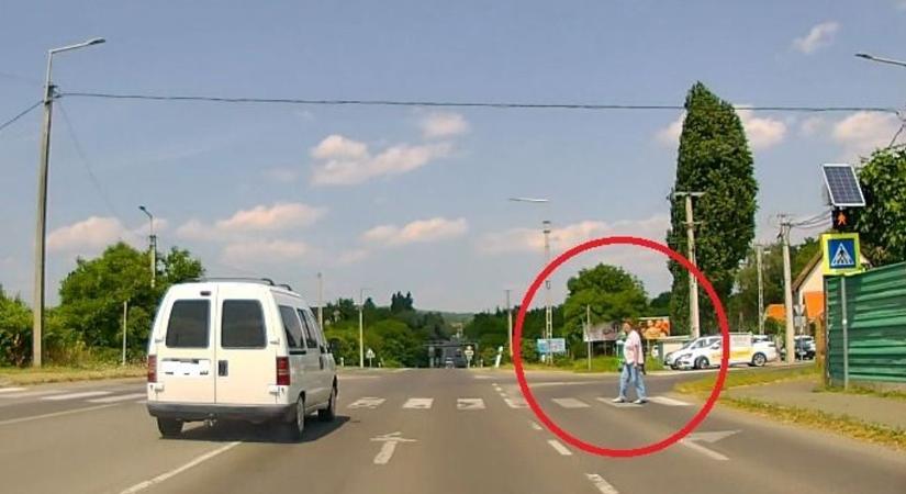 VIDEÓ: Életveszélyes rulettet játszanak a sofőrök Pécs utcáin - Bama