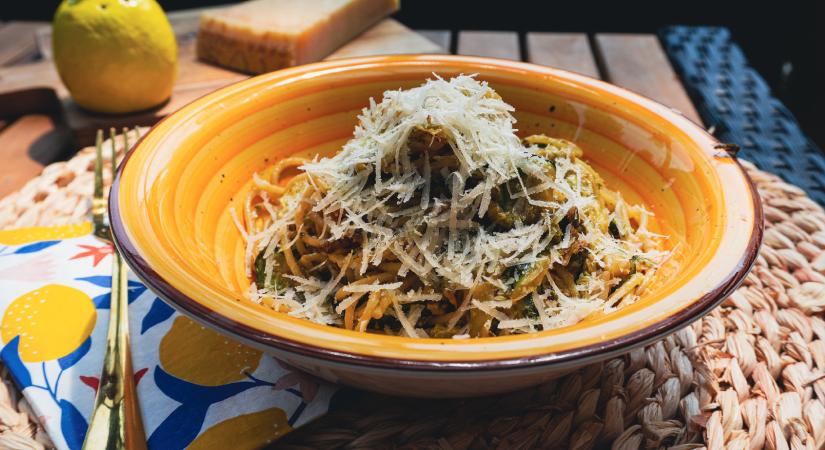 Pestós spagetti grillezett kínai kellel - egy.hu