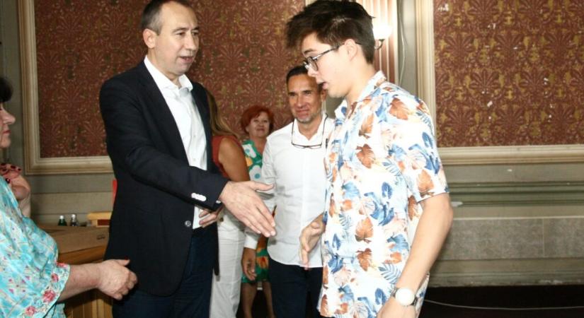 Nem volt hajlandó kezet fogni Óbecse polgármesterével a generáció diákja - Szabad Magyar Szó