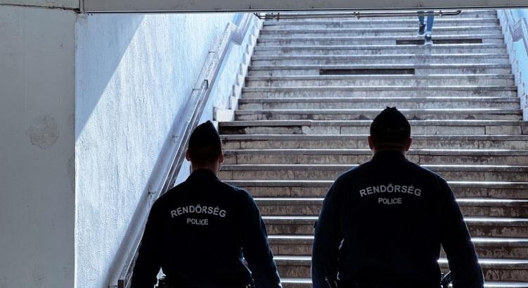 Önkívületi állapotban tombolt egy fiatal nő a kormányablakban - 24.hu