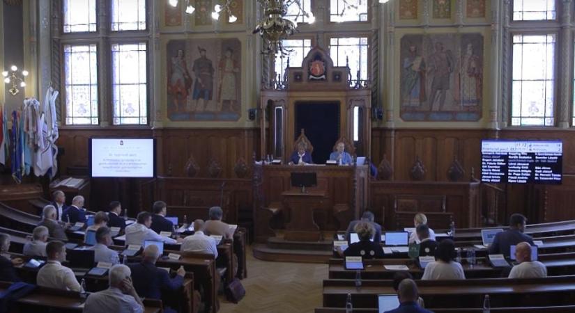 Fizetésemelés és az ebéd után felszívódtak a fideszes képviselők – botrány a kecskeméti közgyűlésen - naphire.hu