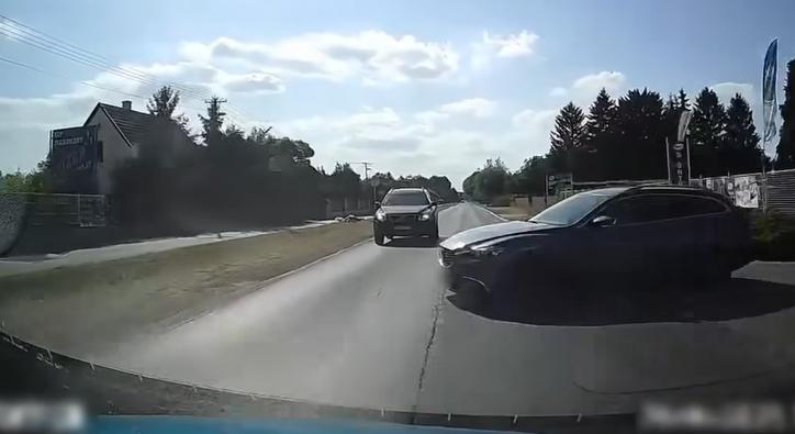 Teherautó mögül kanyarodott ki a Mazda sofőrje, ezt figyeld, mi történt utána! - Autónavigátor