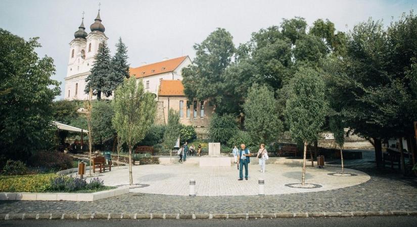 Ez bizony jó sok nulla! Ennyibe kerül most egy nyaraló a legdrágább vízparti településen - Zaol