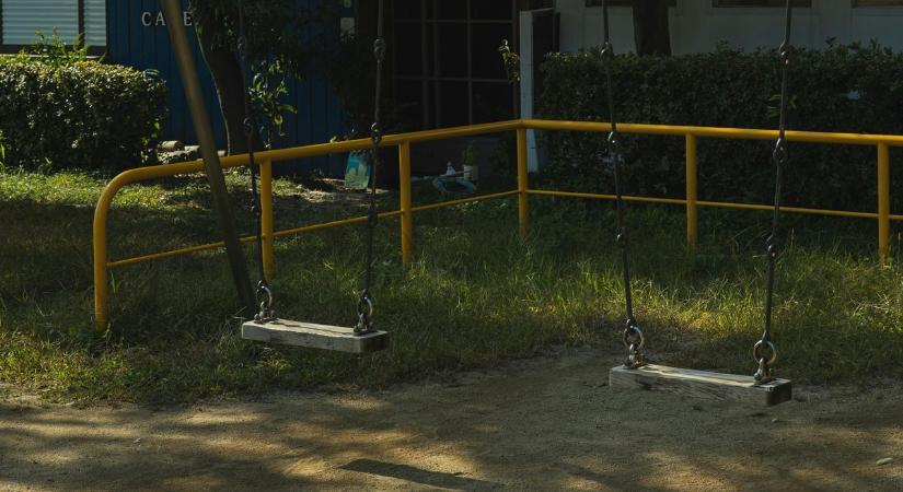 Játszótéren a gyomorforgató látvány: valaki nyilvános wc-nek használta a területet - Vaol