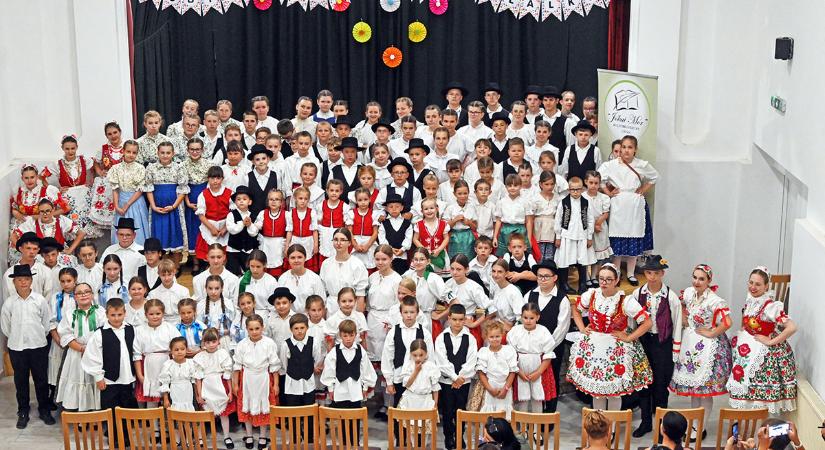 Százhatvan gyerek táncolt a csúzai gyermektánc-találkozón - Külhoni Magyarok