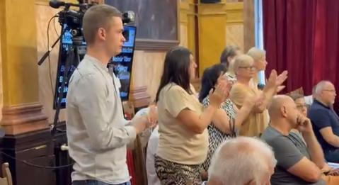 Fideszes tapsolóemberek segítették Rák Sándornét, aki kikéri magának, hogy ő nem náci, ő csak nem olvas - Egri Ügyek
