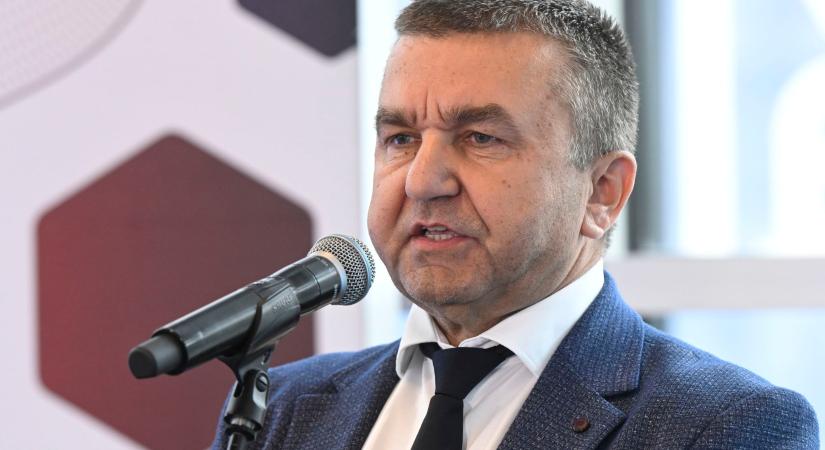 Czomba Sándor: A cél, hogy egyre többen dolgozhassanak - vasarnap.hu