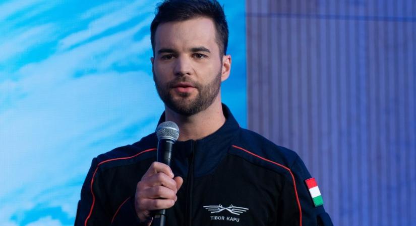 Kapu Tibor ukulelén játszik egy zenekarban, eddig álnéven és maszkban lépett fel - 24.hu