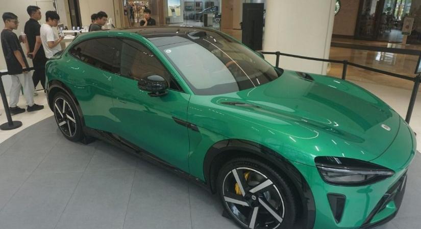 Kína bemutatta a világnak az új elektromos szuperautóját: szó szerint percek alatt elkapkodták, a Tesla elhűlve nézte – videón a YU7 - VG