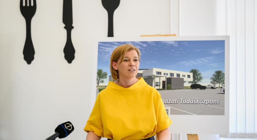 Varga-Bajusz Veronika: elengedik a diákhitel-tartozást a 30 év alatti anyáknak - HírTV