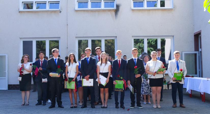 A párkányi magyar alapiskolában kiosztották a Gyermekmosoly-díjakat - Felvidék.ma