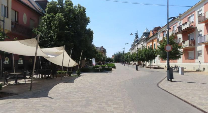 Megnyitnák az autók előtt a vásárhelyi sétálóutcát, durva vita robbant ki a közgyűlésen - délmagyar