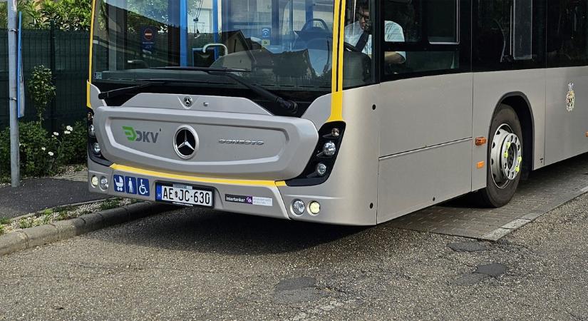 DKV-busszal ütközött egy autós, ketten sérültek meg - Dehir