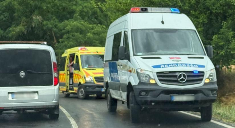 Fejtetőn landolt egy autó a jutai kanyar előtt, óvatosan, ha arra jársz - Sonline