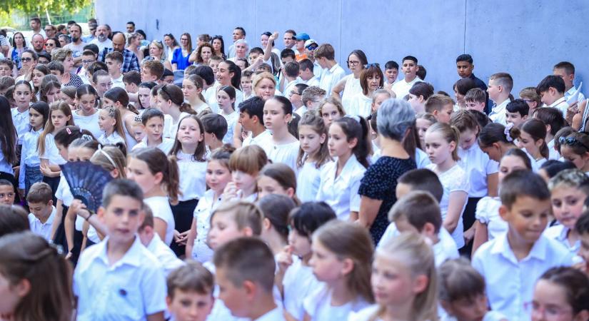 Becsöngettek a nyárnak – így zárják a tanévet Tolna vármegyében (videó és képgaléria) - Teol