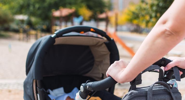 Úton a katasztrófa felé: továbbra is kritikusan kevés gyerek születik Magyarországon - Index - Gazdaság