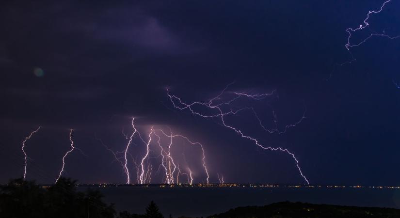 Videón a brutális vihar, ami felfrissítette az időjárást – most újabb riasztást adtak ki - Köpönyeg
