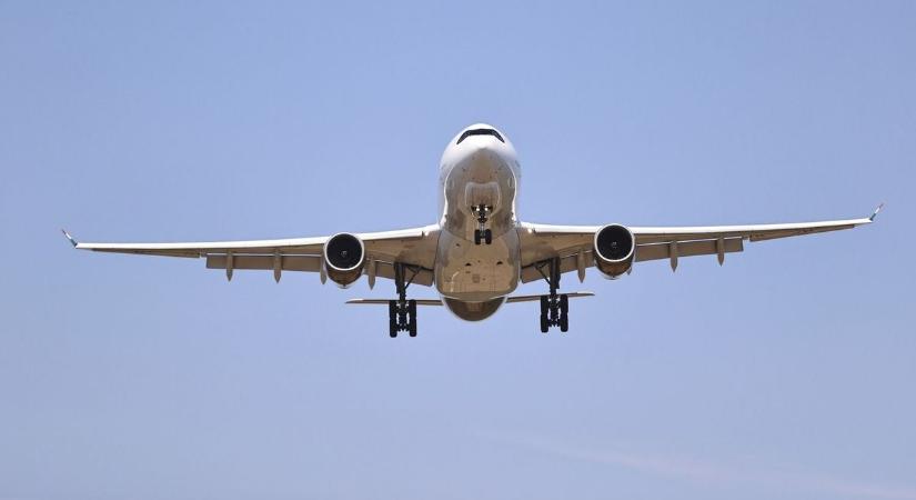 Sürgősségi helyzet Fejér felett: tűzoltók és mentők várták az Air France járatát Ferihegyen - Feol