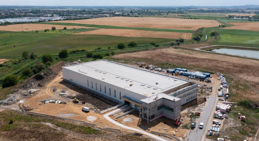Elérte a csúcsot: szerkezetkész állapotban van a PHOENIX Pharma új győri logisztikai központja - Magyar Építők