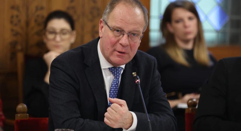 Harminc százalékkal emelik a kormánytisztviselők fizetését - HVG - Itthon