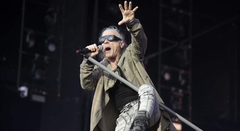 Az Iron Maiden frontembere beszólt a Glastonburynek: Nem akarok Gwyneth Paltrow előtt játszani egy parfümbűzös jurtában - 24.hu
