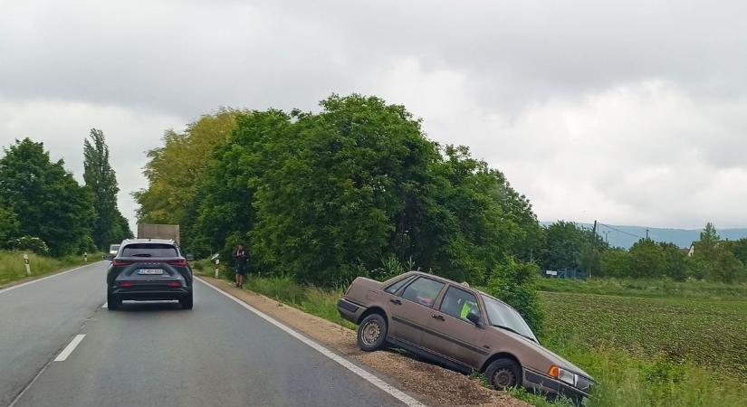 Bődület ez a péntek: Árokba hajtott egy autó a 67-es főúton Baranyában - Bama