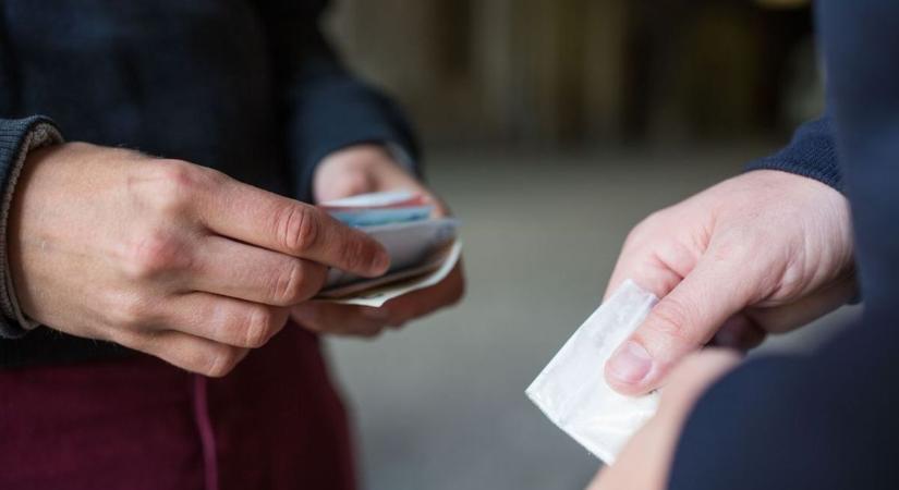 Semmi sem zavarta a dílert, az óvoda előtt árulta a cuccot - Teol