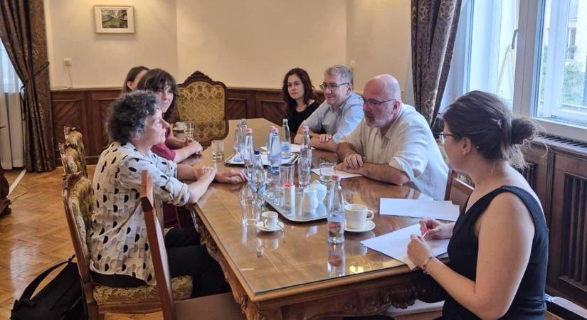 Pikó András Józsefvárosban bemutatta Tineke Strik EP-képviselőnek, hogyan korlátozzák Magyarországon a települések jogait - Népszava