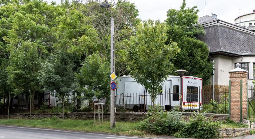 A megígért elitiskolának nyoma sincs, helyette rejtélyes filmforgatásra használják a Lipótmezőt - HVG - Itthon