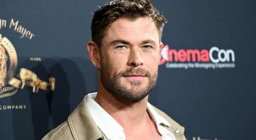 Chris Hemsworth ritkán látott ikerfiaival szörfözött: a 11 éves Tristan és Sasha ilyen helyesek - Femina