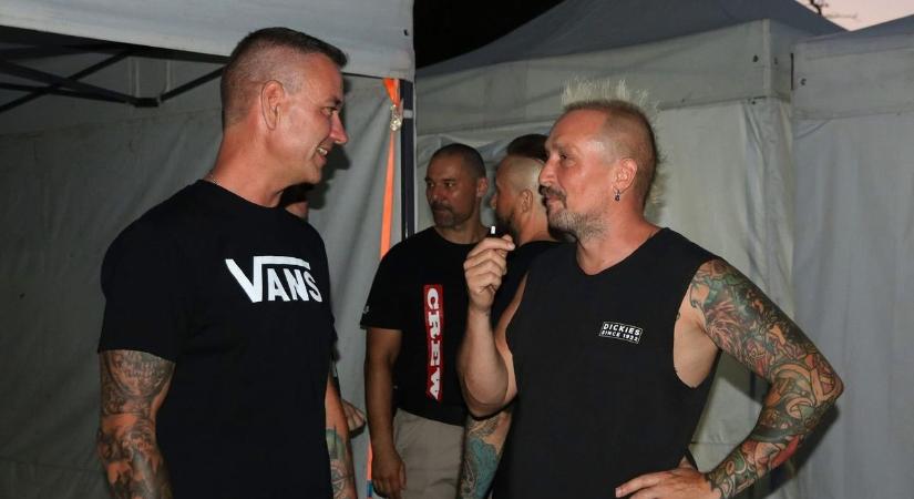 Sóder, a Kowalsky meg a Vega dobosa ezzel a saját kezű ajándékkal lepte meg a csákvári polgármestert - Feol