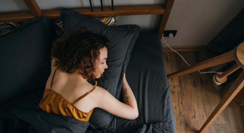 Ez az alvási pozíció csak úgy égeti a kalóriákat – így is fogyhatsz éjszaka - Elle