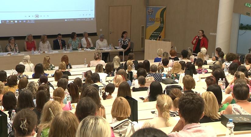 110 éves jubileumon díjazták a vármegyei védőnőket - Dehir