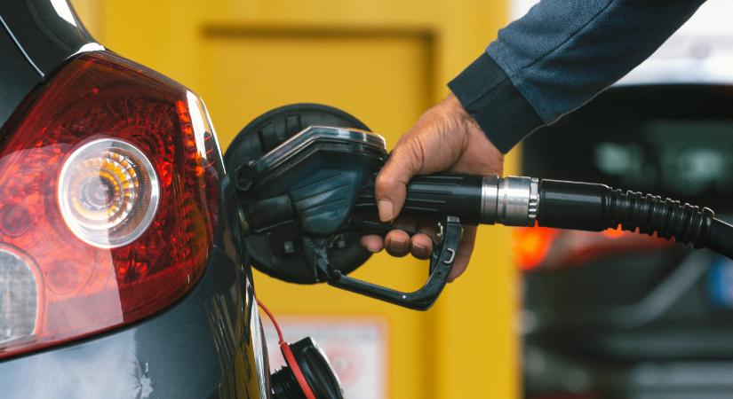 Visszafordultak az üzemanyagárak: két napon belül két látványos csökkenés jön - 444.hu