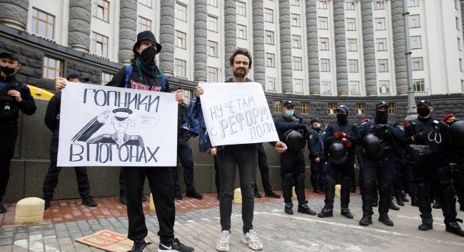 Az ukránok fele szerint Ukrajna egyre jobban demokratikus irányban fejlődik – közvélemény-kutatás - Karpat.in.ua