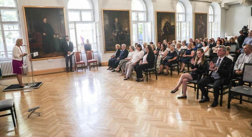 Elhalmozták jutalmakkal a vármegyei köztisztviselőket Miskolcon – fotókon az ünnepség, a díjazottakat is felsoroljuk - Boon