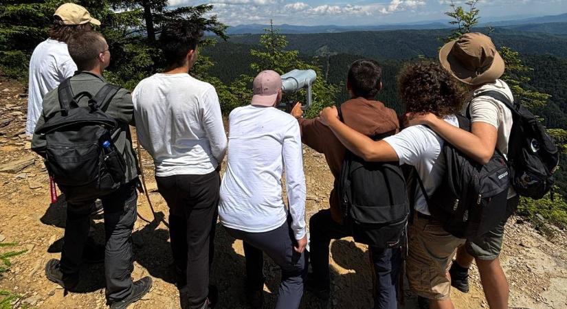 Panorámatávcső az Istenszékén - közelebb kerül a Kelemen-havasok főgerince - Maszol