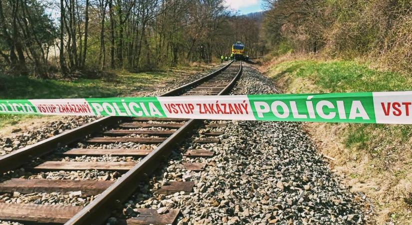 Megkapta a bizonyítványát, úton hazafelé elgázolta a személyvonat a 13 éves fiút - Új Szó