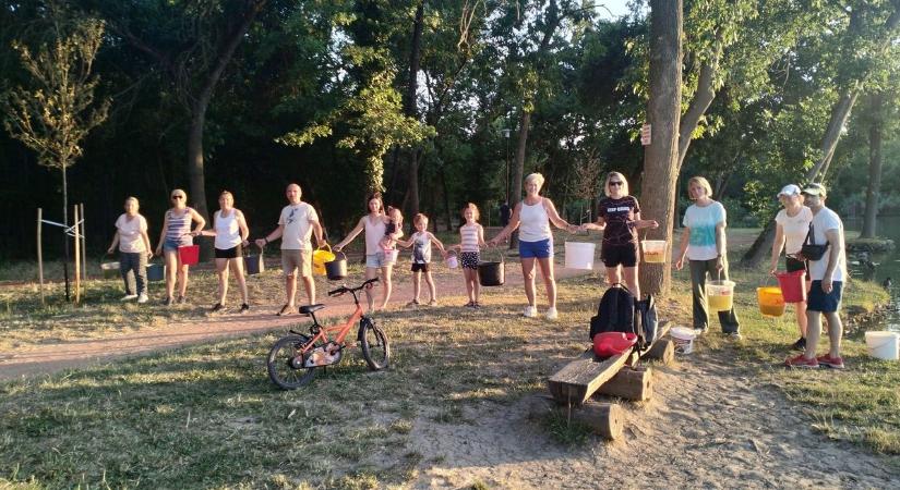Ismét kézről-kézre jártak a vödrök – ezúttal a Tiszaligetben serénykedtek a természetvédő aktivisták - Szoljon