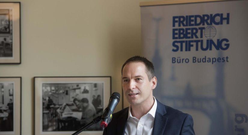 A szorongás és összeesküvés-elméletek kéz a kézben járnak - kontroll.hu