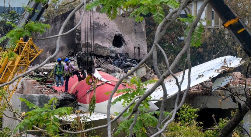 Vizsgálják a lezuhant Air India-járat fekete dobozait, hamarosan kiderül, mi okozta a tragédiát - Index
