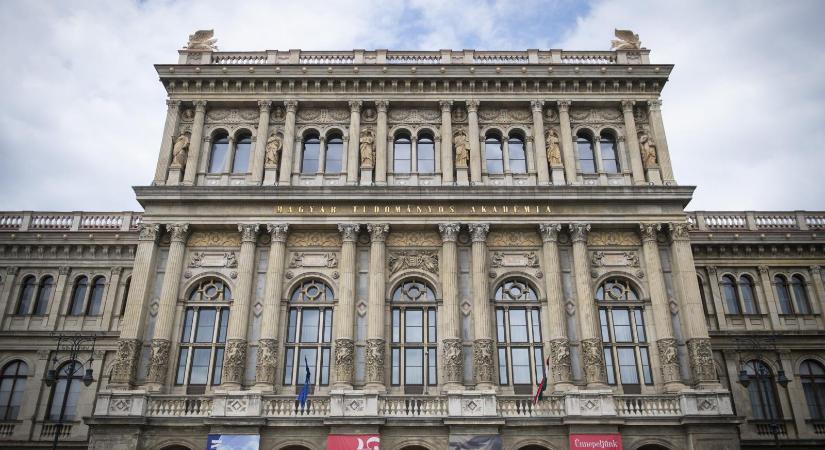 ...és akkor szimbolikus gesztusként kiszabadították az országcímert a Magyar Tudományos Akadémián - Népszava
